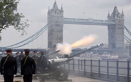 Nước Anh rầm rộ bắn đại bác chào mừng em bé hoàng gia - 2 Màn bắn đại bác tại Tháp London.