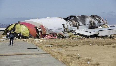 Chiếc Boeing 777 bị vỡ thành nhiều mảnh tại hiện trường.