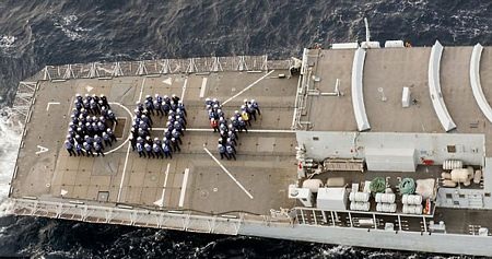 Nước Anh rầm rộ bắn đại bác chào mừng em bé hoàng gia - 11 Các thủy thủ trên tàu chiến HMS Kent của Anh xếp hình chữ BOY để chúc mừng Hoàng tử nhí.