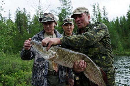 Putin câu được cá "khủng" - 11 Trong một chuyến đi câu, ông Putin câu được con cá măng nặng 21 kg.