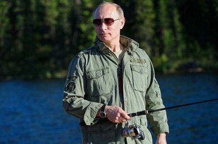 Putin câu được cá "khủng" - 12 Câu cá là một trong những sở thích của ông Putin.