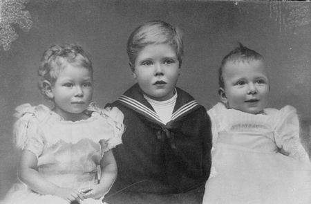 Các thành viên hoàng gia Anh thời “răng sún”