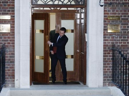 Người Anh phát sốt vì em bé hoàng gia