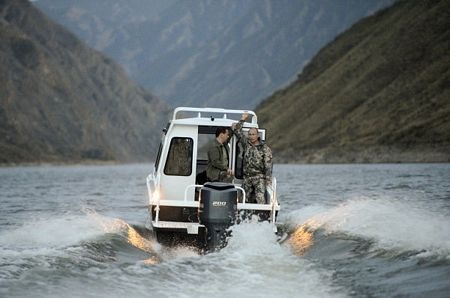 Putin câu được cá "khủng" - 4 Tổng thống Putin và Thủ tướng Medvedev có mối quan hệ thân thiết.