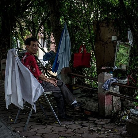 Ông Lai, 62 tuổi, đã hành nghề cắt tóc hơn 20 năm sau khi giải ngũ.