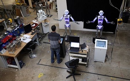 Bên trong nhà máy chế tạo rô bốt ở Anh