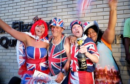 Người Anh mặc áo in quốc kỳ để ăn mừng tin vui.