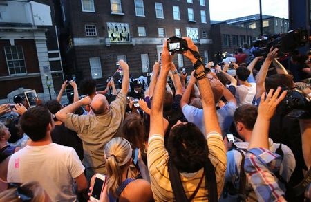 Đến tối qua, rất đông người vẫn tập trung bên ngoài cung điện Buckingham để ăn mừng tin vui.