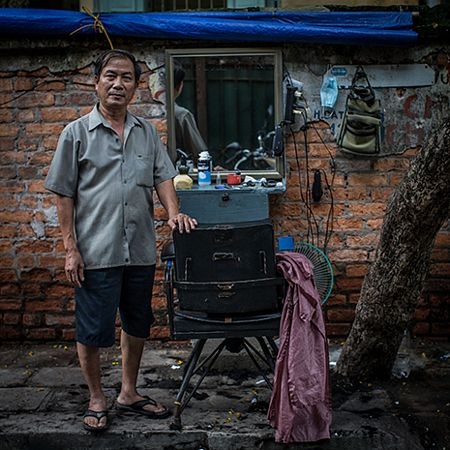 Phần lớn các thợ cắt tóc vỉa hè là các nam giới đứng tuổi.