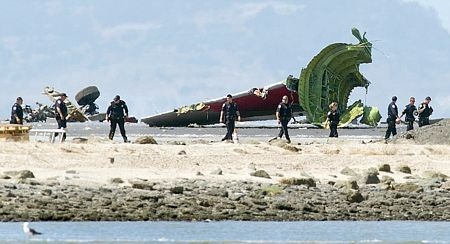 Các nhân viên điều tra xem xét phần đuôi và cần hạ cánh của máy bay.