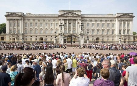 Mọi người chen chân bên ngoài cung điện Buckingham để cố gắng nhìn tận mắt thông báo của hoàng gia.