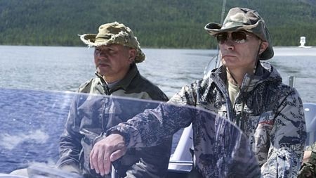 Ông Putin và Bộ trưởng quốc phòng Sergei Shoigu đi thuyền trên hồ ở Cộng hòa Tuva.