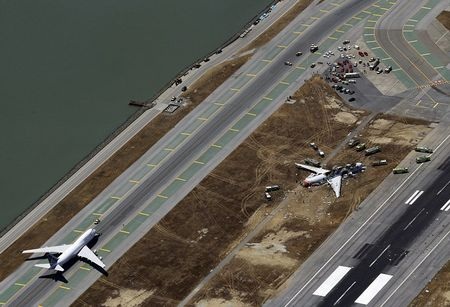 Một góc sân bay San Francisco, nơi chiếc Boeing bị nạn đang nằm trên đường băng.