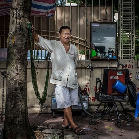 Phần lớn các thợ cắt tóc vỉa hè là các nam giới đứng tuổi.
