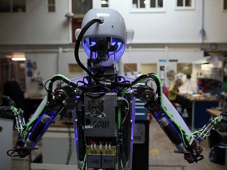 Bên trong nhà máy chế tạo rô bốt ở Anh