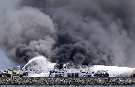 Khói đen ngòm bốc cao ngùn ngụt sau khi chiếc Boeing 777 bắt lửa.