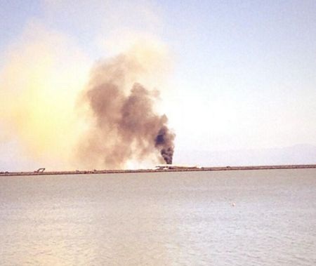 Khói bốc lên từ vụ tai nạn có thể được nhìn thấy cách xa hàng km.