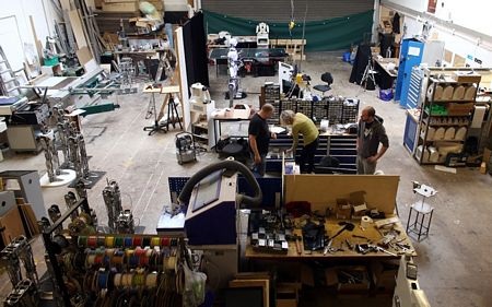 Các thiết bị rô bốt nằm la liệt bên trong phân xưởng chế tạo của công ty Engineered Arts.