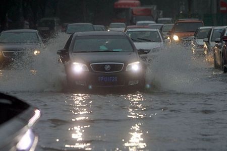 Nhân viên sân bay Bắc Kinh bị sét đánh chết - 2 Một con phố ở Bắc Kinh bị ngập do mưa lớn.
