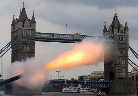 Nước Anh rầm rộ bắn đại bác chào mừng em bé hoàng gia - 3 Màn bắn đại bác tại Tháp London.