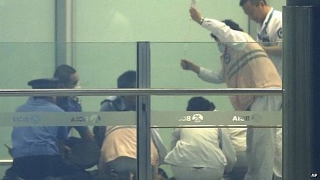 Các nhân viên y tế và cảnh sát tại hiện trường vụ nổ.