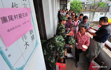 Bão Soulik càn quét miền đông Trung Quốc, 3 người chết - 2 Một người đàn ông đi trong mưa bão ở tỉnh Phúc Kiến.