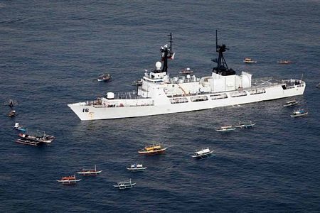 Philippines quyết tăng cường tuần tra trên biển - 3 Tổng thống Philippines Aquino lên thăm tàu BRP Ramon Alcaraz.