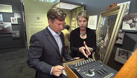 Cán bộ bảo tàng Toni Hiley (phải) giới thiệu với nhà báo Richard Engel của đài