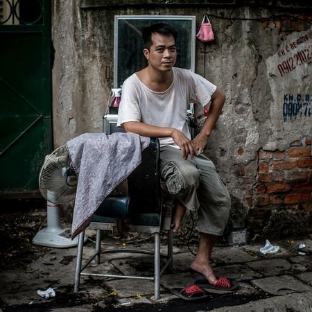 Anh Quy mới 34 tuổi nhưng cũng đã làm nghề cắt tóc được 14 năm.