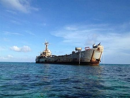 Biển Đông: Sục sôi Bãi Cỏ Mây, tàu Trung Quốc bị "lộ" - 3 Tàu cá Trung Quốc gần Bãi Cỏ Mây. Ảnh: Kyodo.