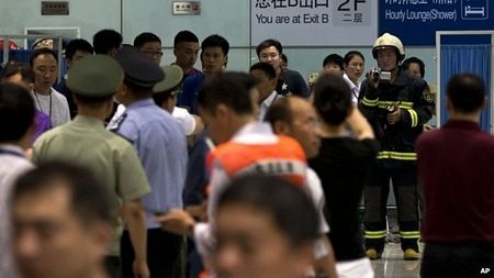 Các cảnh sát vẫn điều tra tại hiện trường sau khi nhà ga mở cửa trở lại.