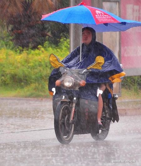 Bão Soulik càn quét miền đông Trung Quốc, 3 người chết - 1 Một người đàn ông đi trong mưa bão ở tỉnh Phúc Kiến.