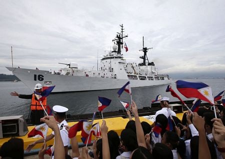 Philippines quyết tăng cường tuần tra trên biển - 5 Đông đảo các quan chức và người dân tham gia lễ tiếp nhận tàu vào ngày 6/8.