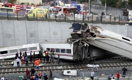 Các toa tàu nằm ngổn ngang tại hiện trường.