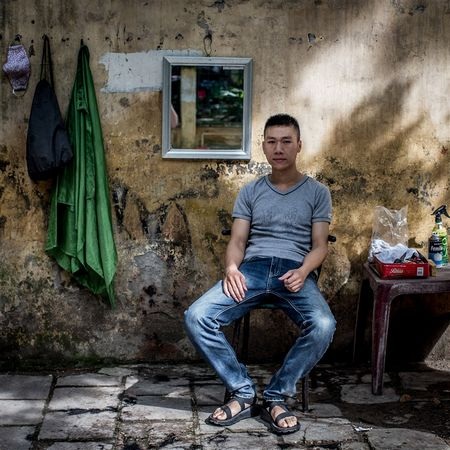 Anh Quy mới 34 tuổi nhưng cũng đã làm nghề cắt tóc được 14 năm.