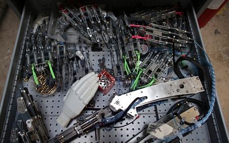 Các bộ phận tay của rô bốt...