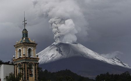 Những hình ảnh ấn tượng tuần qua - 8 Khói bụi bốc lên từ núi lửa Popocatepetl tại Santiago Xalizintla, Mexico.
