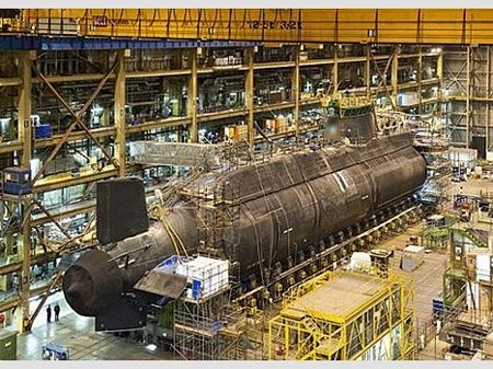 Hải quân Anh nhận tàu ngầm tấn công uy lực nhất thế giới - 4 Một tàu ngầm Astute đang được đóng tại nhà máy đóng tàu ở Barrow-in-Furness.