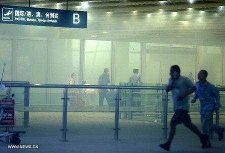 Khói bay mù mịt tại nhà ga số 3, nơi xảy ra vụ đánh bom.