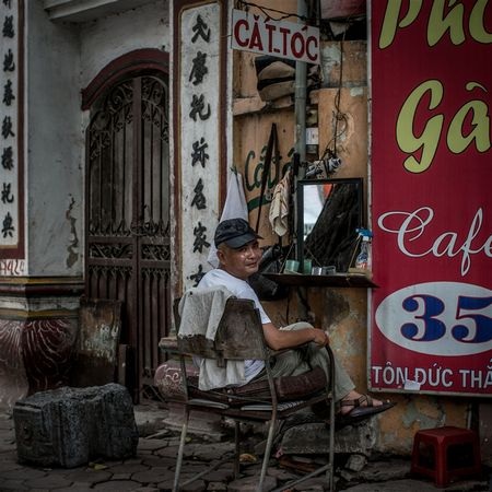 Thợ cắt tóc vỉa hè Hà Nội lên báo Mỹ