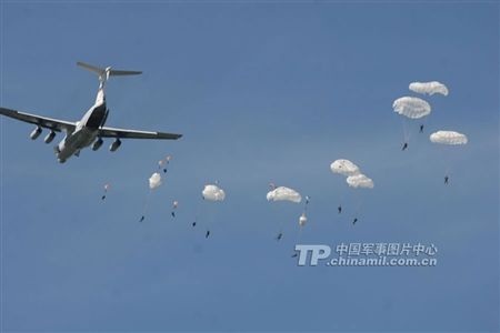 Lính dù Trung Quốc tập trận thực binh.