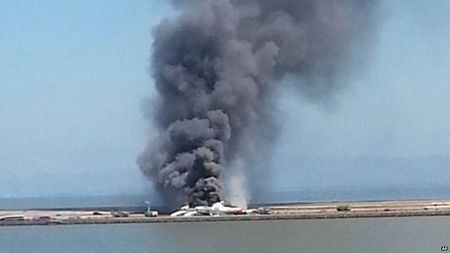 Chiếc máy bay nằm tại đường băng tại sân bay San Francisco.