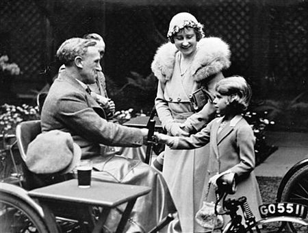 Công chúa Elizabeth (phải) và em gái Margaret năm 1933.