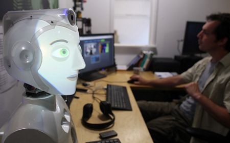 Đầu của một rô bốt đang được kỹ sư thử nghiệm.