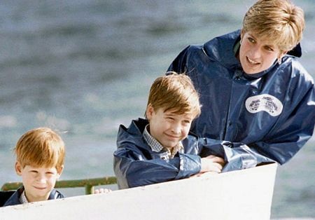 Anh em Hoàng tử William đi chơi cùng mẹ tại Canada năm 1991.