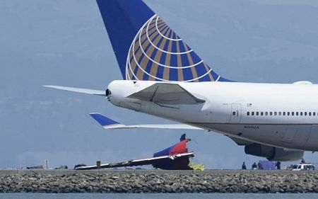 Các mảnh vỡ của chiếc Boeing 777 năm gần một chiếc Boeing 747 của hãng hàng không United.