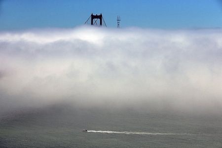 Những hình ảnh ấn tượng tuần qua - 15 Một con thuyền đang lướt đi trong tiết trời đầy sương mù gần cầu Cổng vàng ở San Francisco, Mỹ.