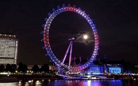 Vòng đu quay khổng lồ London Eye rực sáng với 3 màu đỏ, tránh và xanh nhân sự kiện trọng đại.