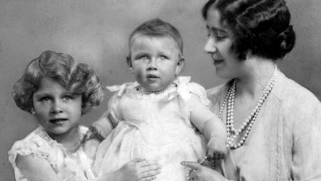 Công chúa Elizabeth và em gái Margaret chụp ảnh cùng mẹ, Hoàng hậu Elizabeth, năm 1930.