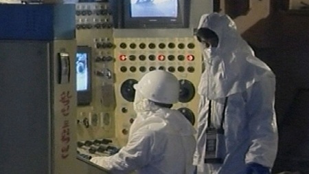 Triều Tiên mở rộng gấp đôi nhà máy làm giàu uranium - 1 Các nhà khoa học bên trong nhà máy hạt nhân Yongbyon của Triều Tiên hồi tháng 4/2013.